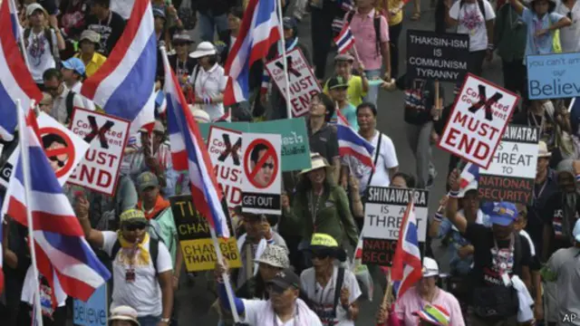 المعارضة التايلاندية تتهم رئيسة الوزراء بالفساد والخضوع لنفوذ شقيقها رئيس الوزراء المعزول.