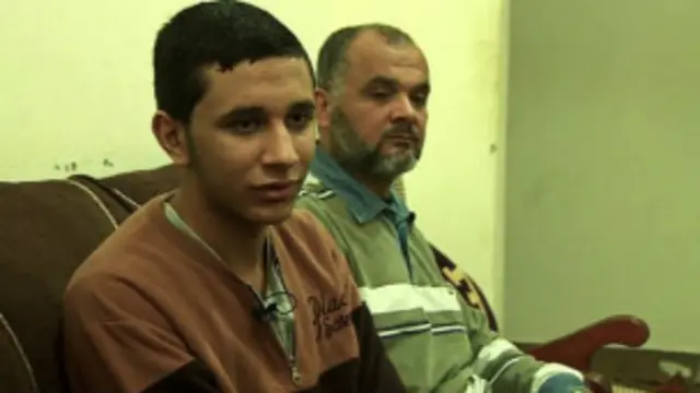 ۱۵ احمد عبدالفتاح وايي په ټېلېفون کې د فلم اخیستلو په خاطر نیول شوی و او د توقیف پر مهال سخت شکنجه شوی دی.
