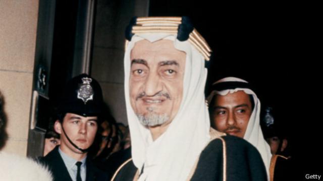 تولى العاهل السعودي منصب قائد الحرس الوطني السعودي عام 1962، ويظهر في مقدمة الصورة الملك فيصل بن عبد العزيز. 
