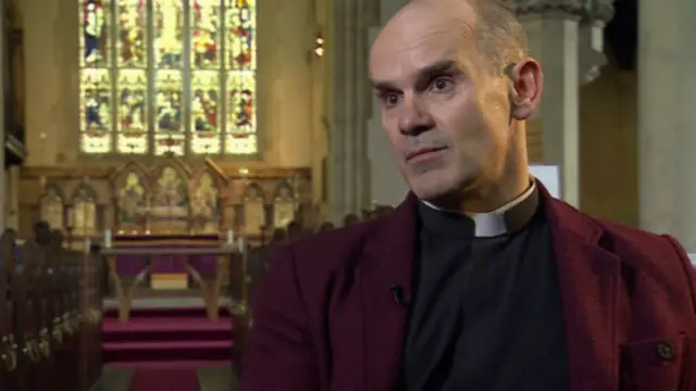 يقول القس كين إنه لا يريد مواجهة مع الكنيسة لكنه سيفعل ما يراه "صحيحا"