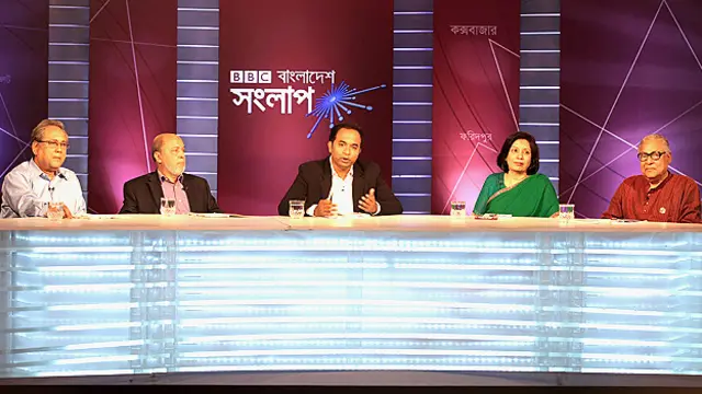 প্যানেল সদস্য বাঁ থেকে: পানিসম্পদ মন্ত্রী এবং জাতীয় পার্টির সিনিয়র প্রেসিডিয়াম সদস্য আনিসুল ইসলাম মাহমুদ, মানারত বিশ্ববিদ্যালয়ের উপাচার্য চৌধুরী মাহমুদ হাসান, অনুষ্ঠান সঞ্চালক আকবর হোসেন, সাবেক রাষ্ট্রদূত নাসিম ফেরদৌস এবং বিএনপির জাতীয় স্থায়ী কমিটির সদস্য নজরুল ইসলাম খান।