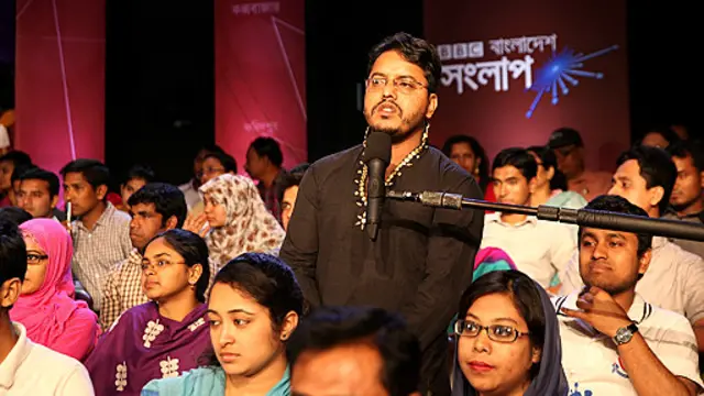 মন্তব্য করছেন একজন দর্শক