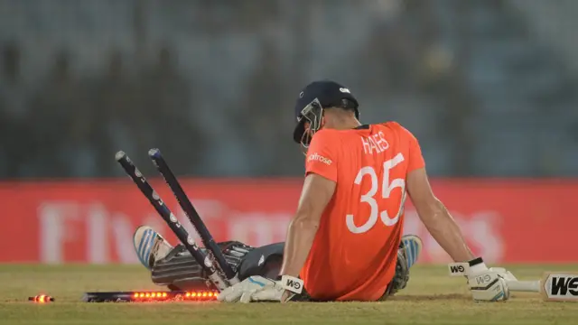 ہیلز اس میچ میں ایسی اننگز کھیلنے میں کامیاب نہ ہو سکے جیسی انھوں نے سری لنکا کے خلاف کھیلی تھی۔