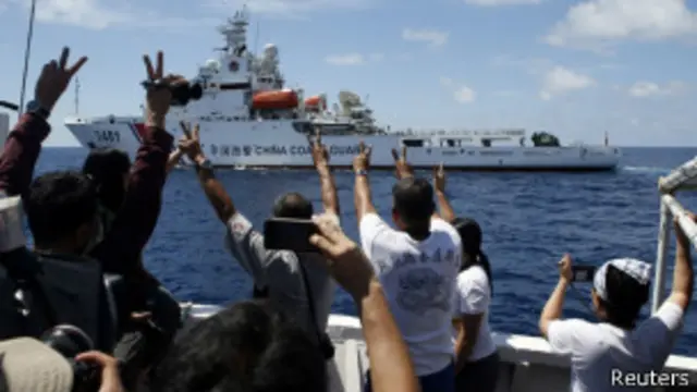 中国海警船在仁爱礁附近与菲律宾补给船(2014年3月29日)