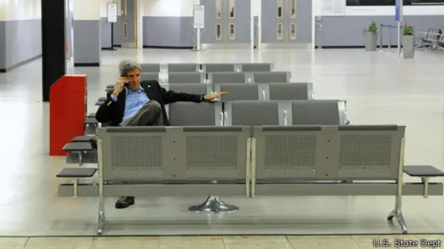 جان کری در فرودگاه ایرلند - در پی تغییر مسیر ناگهانی، هواپیمای او برای سوخت‌گیری بین راه توقف کرد