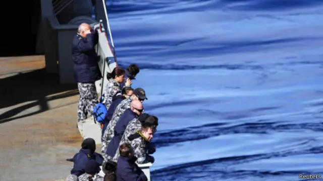 Австралийский военный корабль, принимающий участие в поисках пропавшего лайнера