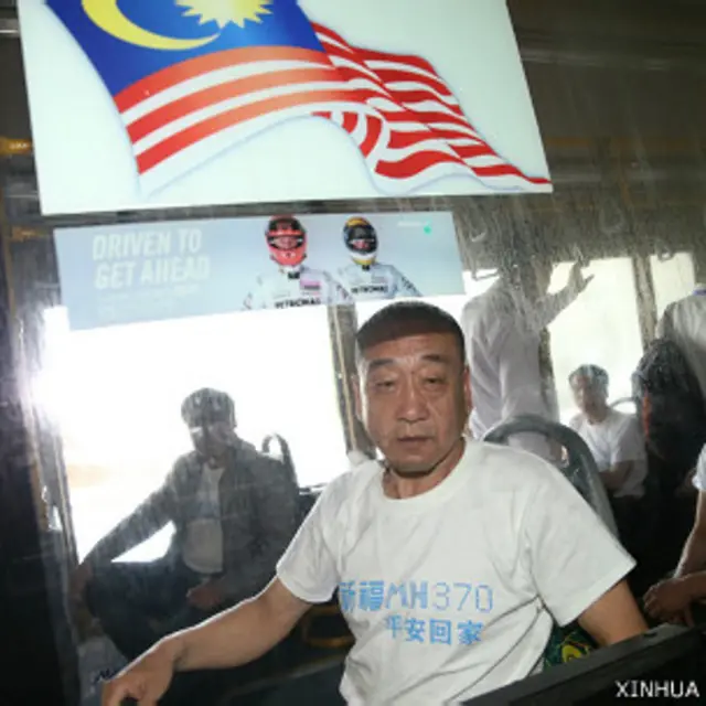 马航MH370中国家属从吉隆坡机场乘坐旅游大巴前往酒店（新华社图片30/3/2014）