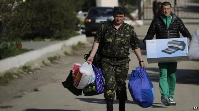 اوکراییني عسکر کریمیا کې د روسي پوځيانو تر ورتګ وروسته له خپلو اډو وځي.