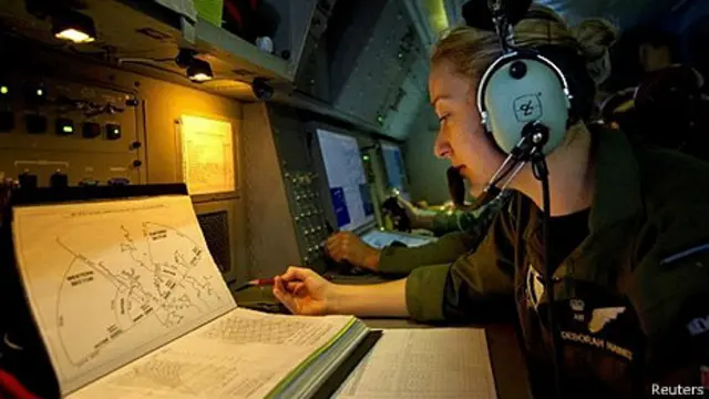 Analistas de aviación en la búsqueda del avión