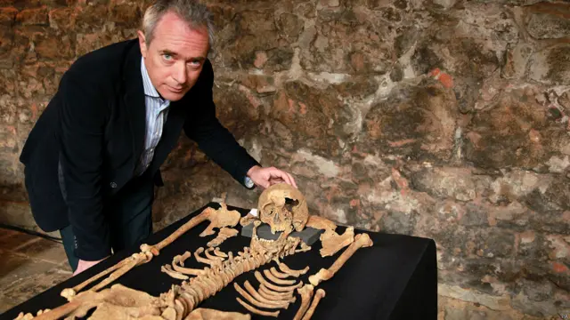 लंदन क्रॉसरेल परियोजना , जे कार्वर