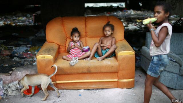 Crianças no complexo da Maré, no Rio de Janeiro