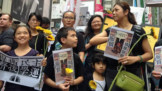 香港民众手持向日葵支持台湾的太阳花学运