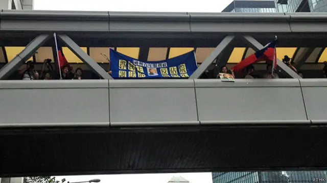 親國民黨團體舉起標語抗議香港學生聲援台北太陽花學運（香港電台圖片30/3/2014）