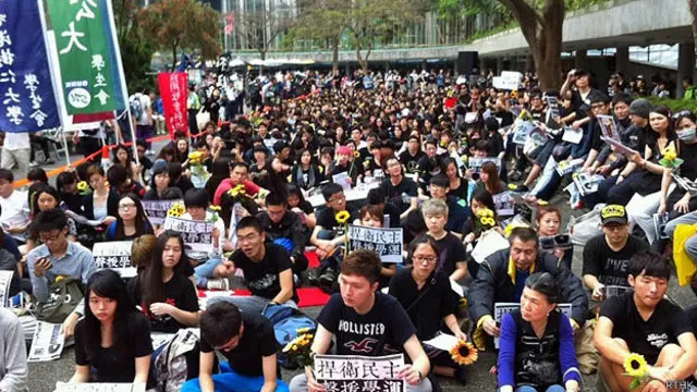 香港學生與台灣留學生在中環遮打花園集會聲援台北太陽花學運（香港電台圖片30/3/2014）