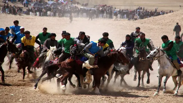 बुज़कशीः जवां अफ़गान मर्दों का खेल