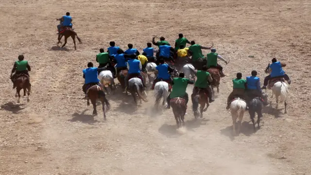 बुज़कशीः जवां अफ़गान मर्दों का खेल