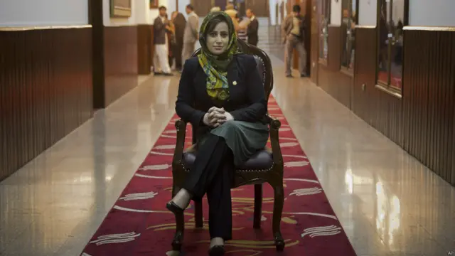 हमीदा अहमदज़ई, अफ़ग़ानिस्तान की महिला सांसद