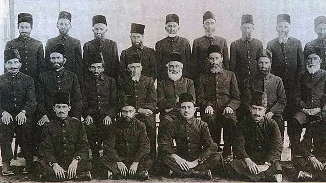 اعضای مجلس اول (۱۳۱۰-۱۳۱۲) انتصابی بودند، اما در انتخاب اعضای مجالس بعدی عده کمی از مردان بانفوذ میتوانستند سهم بگیرند