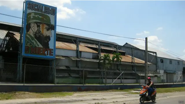 Cartel en la entrada de una empresa de acero