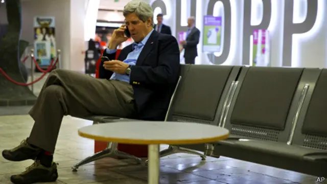 جان کری برای دیدار با سرگئی لاوروف در پاریس، برنامه خود را تغییر داده است