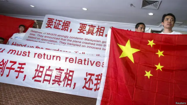 लापता विमान में यात्रा कर रहे चीन के नागरिकों के परिजन 