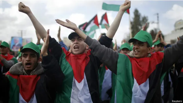 شارك في التظاهرة ممثلون عن جميع الفصائل الفلسطينية بما فيها حركتا فتح وحماس