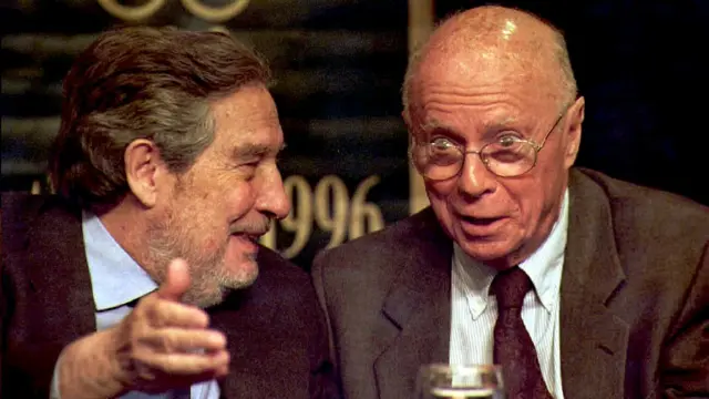 Además de La India, Paz tuvo grandes vínculos culturales y vitales con Japón y Francia. En esta foto de 1995 se le ve en animada conversación con el novelista Claude Simon, Premio Nobel francés. A su muerte, en 1998, Octavio Paz era considerado uno de los más grandes hombres de letras de toda la historia de México. (Foto Getty Images).