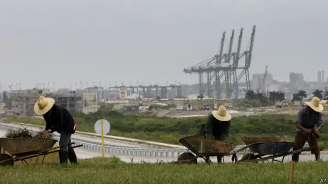 Operários da zona de desenvolvimento de Mariel, em novembro (AP)