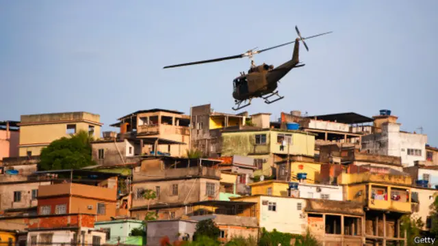 Вертолет над фавелой Маре
