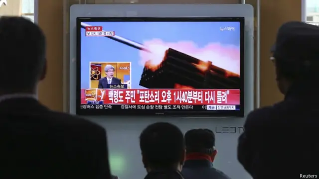 韩国民众观看有关朝鲜射击演练的新闻节目（2014年3月31日）