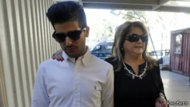 شولا زاکن (راست) به همراه پسرش. خانم زاکن مدتهای طولانی دستیار اهود اولمرت بود