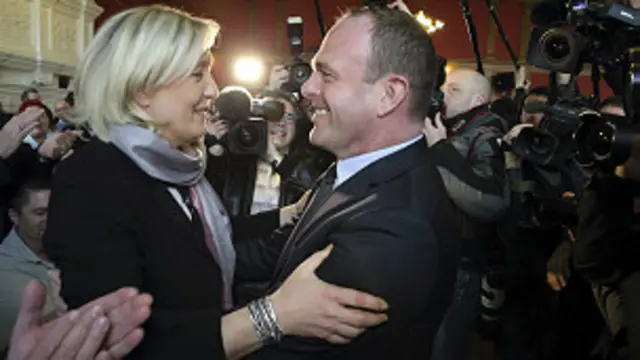 Steeve Briois (à direita), o prefeito recém-eleito de Henin-Beuamong, abraça Marine Le Pen, a líder da Frente Nacional, de extrema direita, na França; cidade é tradicional reduto socialista que enfrenta desemprego de 18%