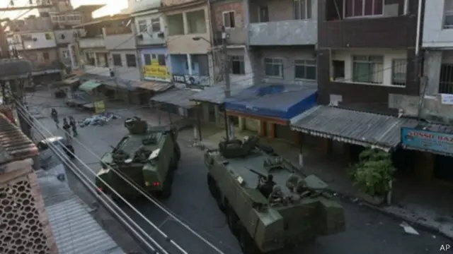 القوات الخاصة البرازيلية تحتل منطقة مار فافيلا في مدينة ريو دي جانيرو