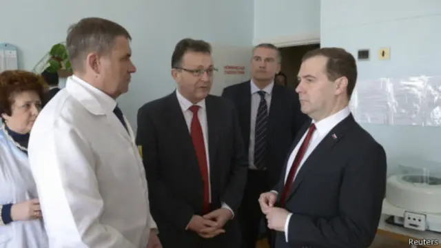 ميدفيديف (يمين) يزرو مستشفى في مدينة سيمفروبول بالقرم. 