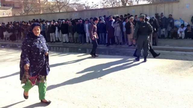 د ولسمشرۍ او ولايتي شوراګانو د ټاکنو په نژدې کېدو کابل ښاريان د رايې ورکولو مرکزونو ته په لويو لويو کتارونو کې ولاړ دي. 