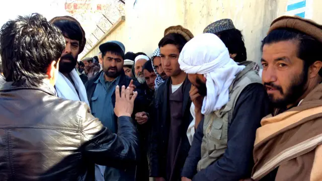 د خلکو زيات حضور دغلته پوليس اړ کړي، چې خلک کنټرول کړي او په کتارونو کې يې ودروي. 