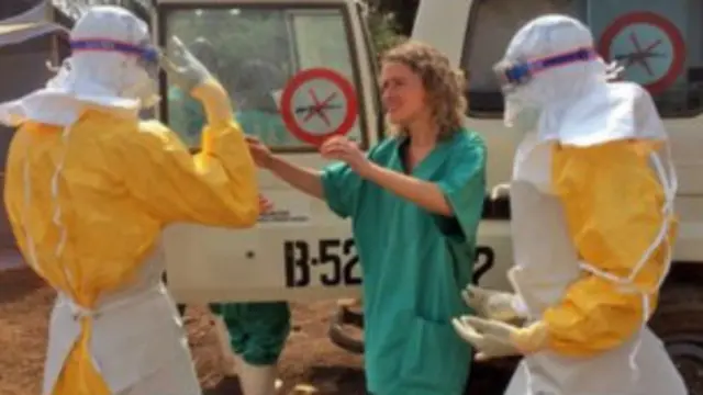 Une équipe médicale engagée dans la lutte contre la fièvre Ebola, au Liberia 