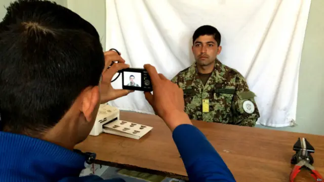 نژدې دوه ميليونه او ۵۰۰زره نارينه و هم په دغه پړاو کې کارتونه اخيستي دي. 