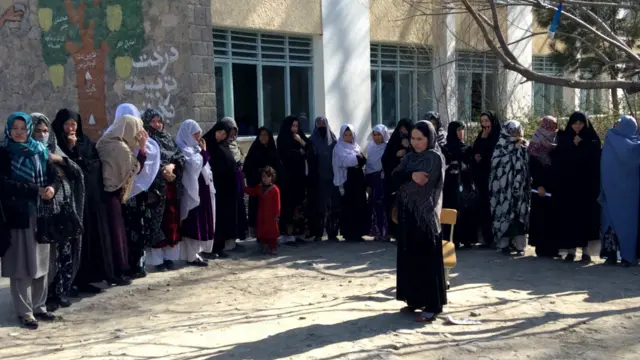 د نوم ليکنې په مرکزونو کې د ښځو حضور ښيي، چې په ټاکنو کې د ونډې اخيستو لپاره د ښځو ليوالتيا زياته شوې ده. 