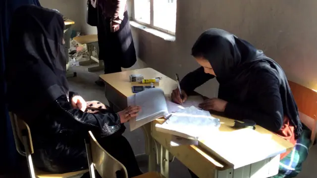 په دې پړاو کې تر اوسه له يو ميليون او ۳۰۰زره ډېرو ښځو د رايې کارولو کارتونه اخيستي دي. 