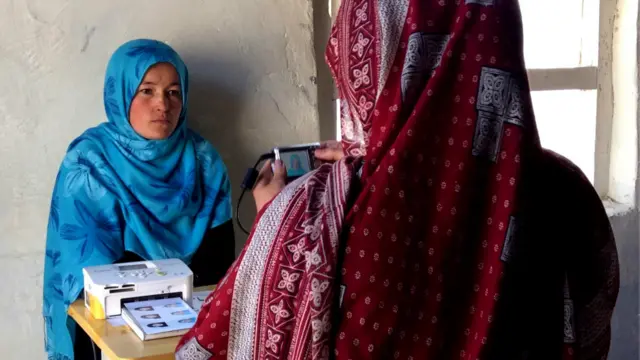 ولسمشر کرزي ويلي که شپږ ميليونه کسان هم په ټاکنو کې برخه واخلي، انتخابات مشروعيت پيدا کوي.