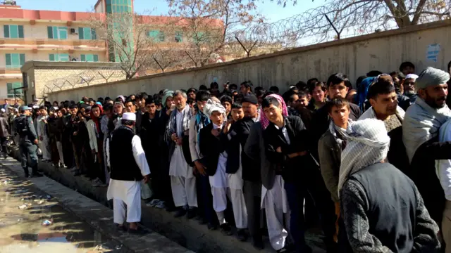 د رايې ورکولو د کارتونو ډېری غوښتونکي سهار وختي د کارت اخيستلو لپاره د رايې ورکولو مرکزونو ته ورځي. 