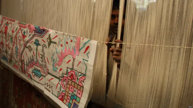 उत्तर प्रदेश के भदोही शहर में क़ालीन बुनने वाले