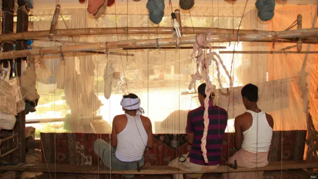 उत्तर प्रदेश के भदोही शहर में क़ालीन बुनने वाले