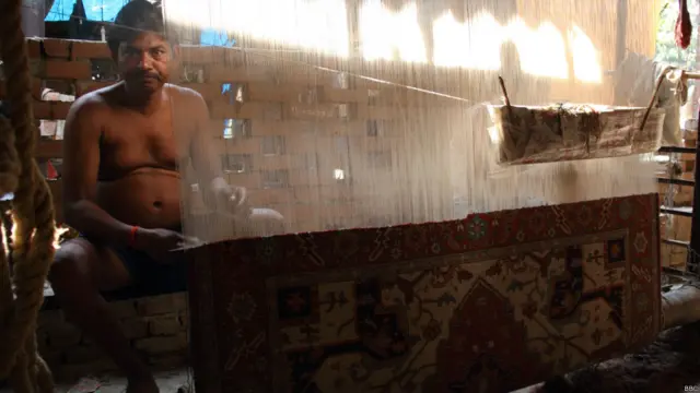 उत्तर प्रदेश के भदोही शहर में क़ालीन बुनने वाले