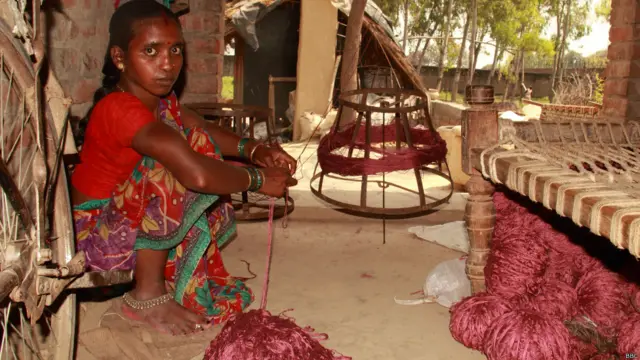 उत्तर प्रदेश के भदोही शहर में क़ालीन बुनने वाले