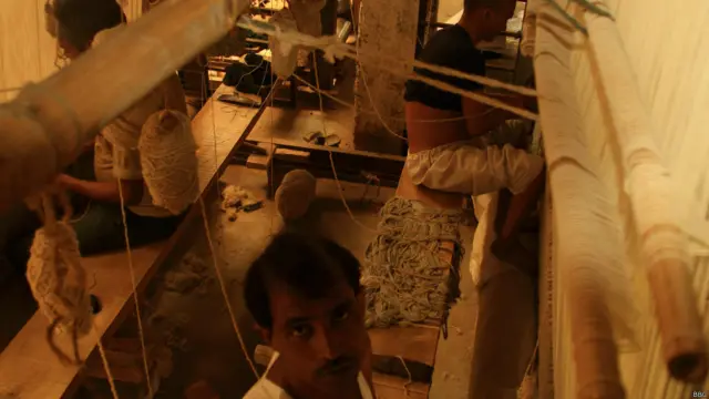 उत्तर प्रदेश के भदोही शहर में क़ालीन बुनने वाले