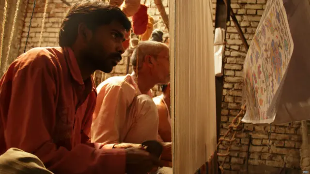 उत्तर प्रदेश के भदोही शहर में क़ालीन बुनने वाले