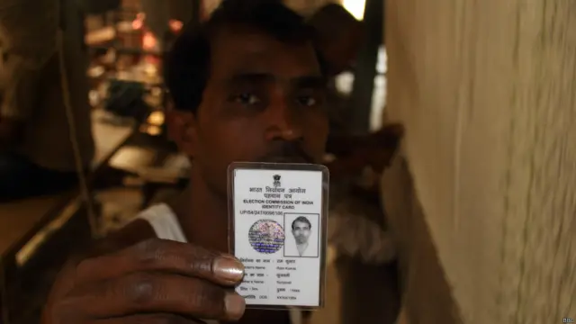 उत्तर प्रदेश के भदोही शहर में कालीन बुनने वाले