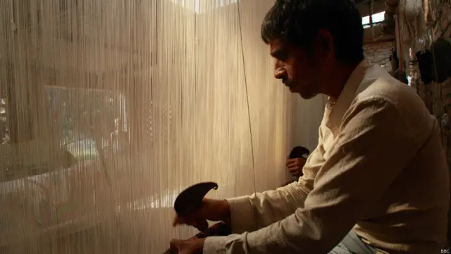 उत्तर प्रदेश के भदोही शहर में कालीन बुनने वाले